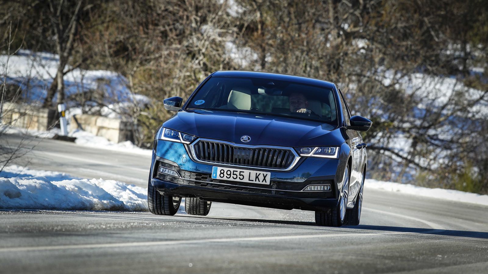 El Octavia es un coche tan preciso como confortable que no varía un ápice su comportamiento con el sistema híbrido enchufable de propulsión, aunque sí es cierto que se siente el incremento de peso: de 1.620 a 1.797 kg para la versión de 204 CV, 1.707 a 1.828 para el de 245 CV.