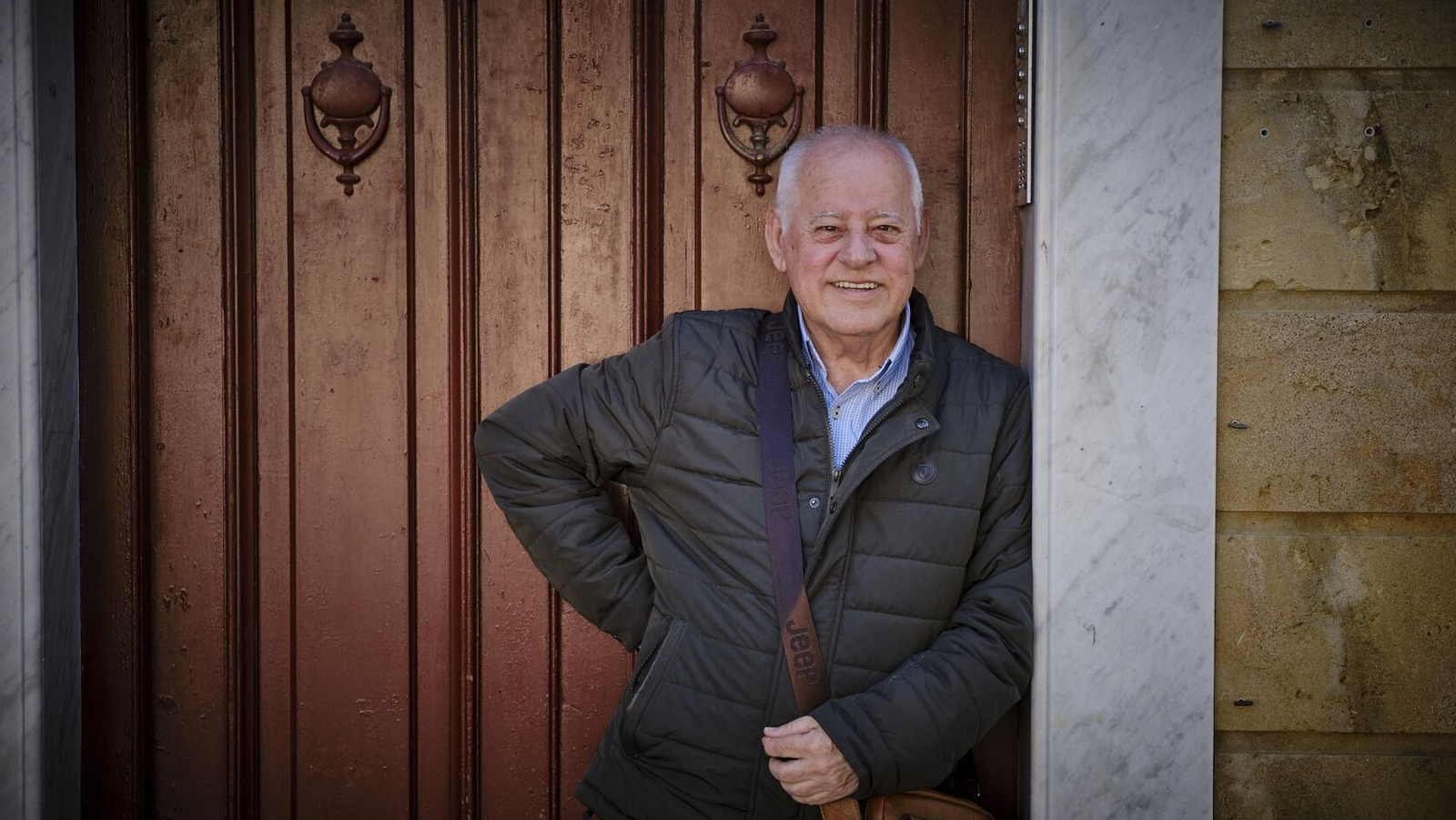Salvi González en un portal de la plaza de San Juan de Dios.