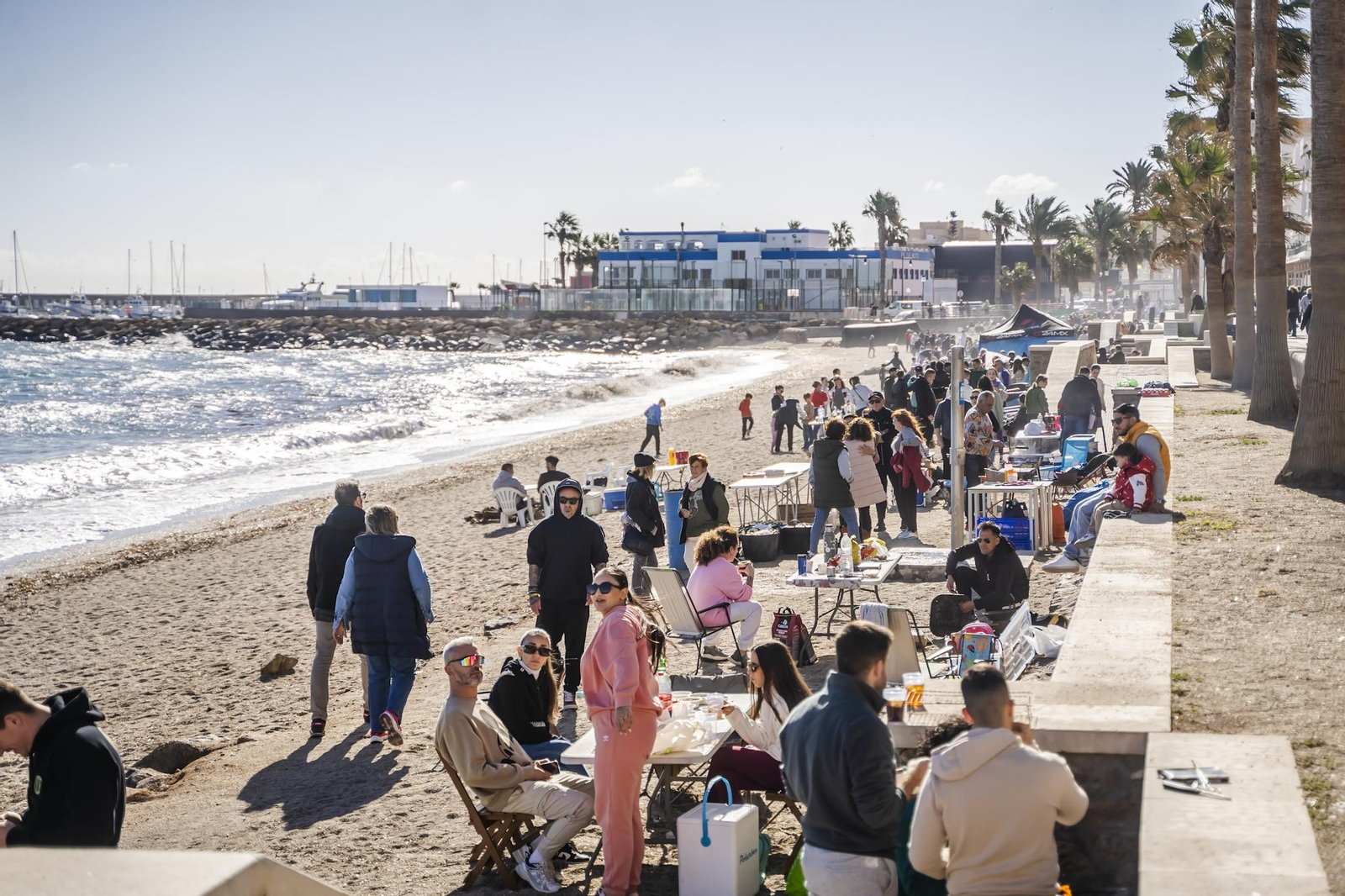 Miles de personas despiden el año 2024 en Las Moragas de Roquetas, en imágenes