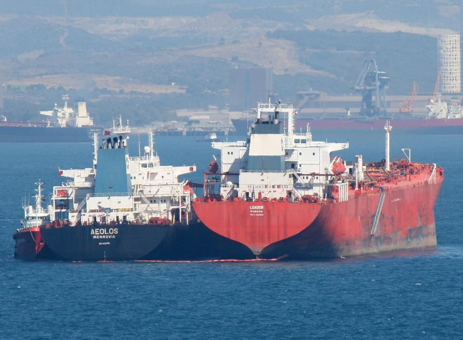 Dos buques, en la Bahía de Algeciras.