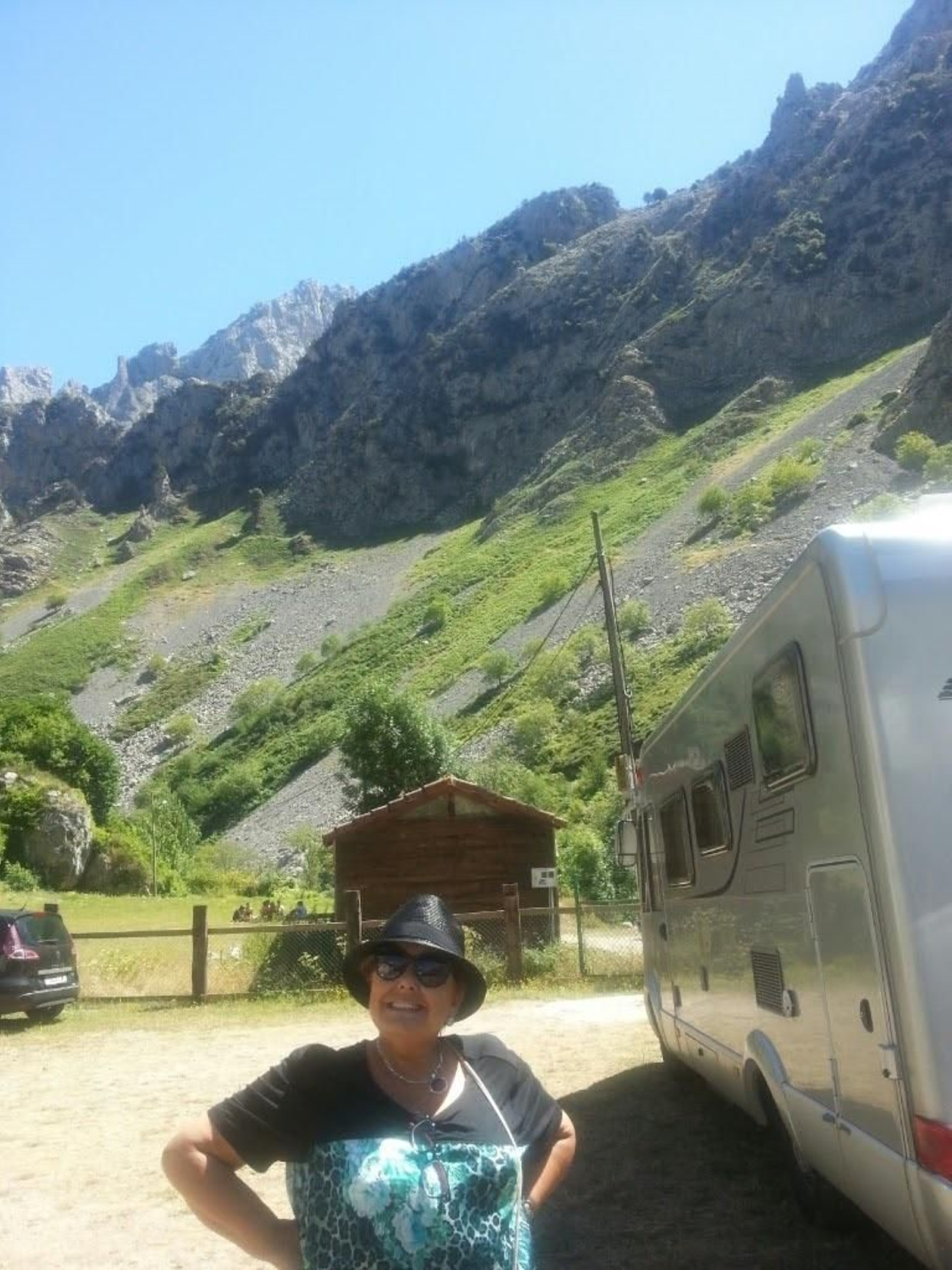 María Chaves en un paraje natural con la autocaravana.