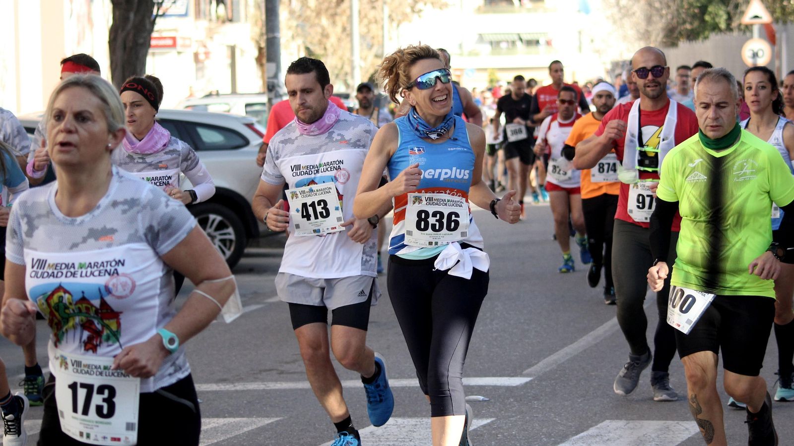 Los atletas corren por las calles de Lucena.