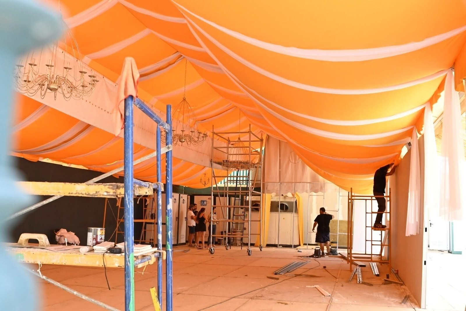 El montaje de las casetas y atracciones de la Feria de Córdoba 2024, en imágenes