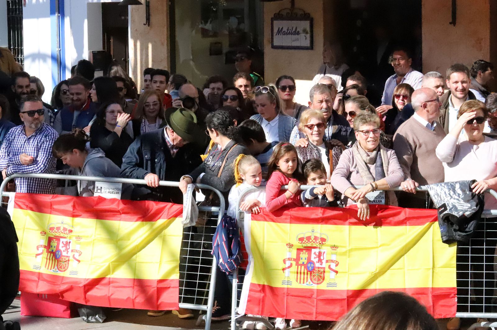 Imágenes de Don Felipe y Doña Letizia arropados por el cariño de los almonteños