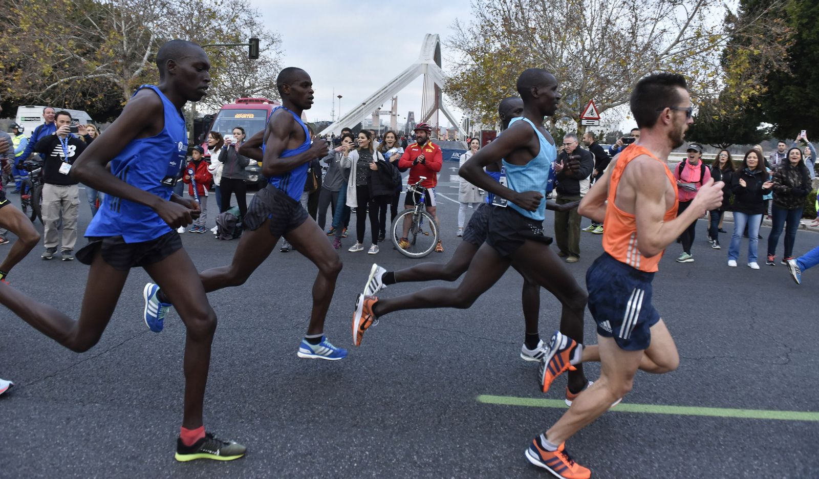 Paso del maratón por el Puente de la Barqueta.