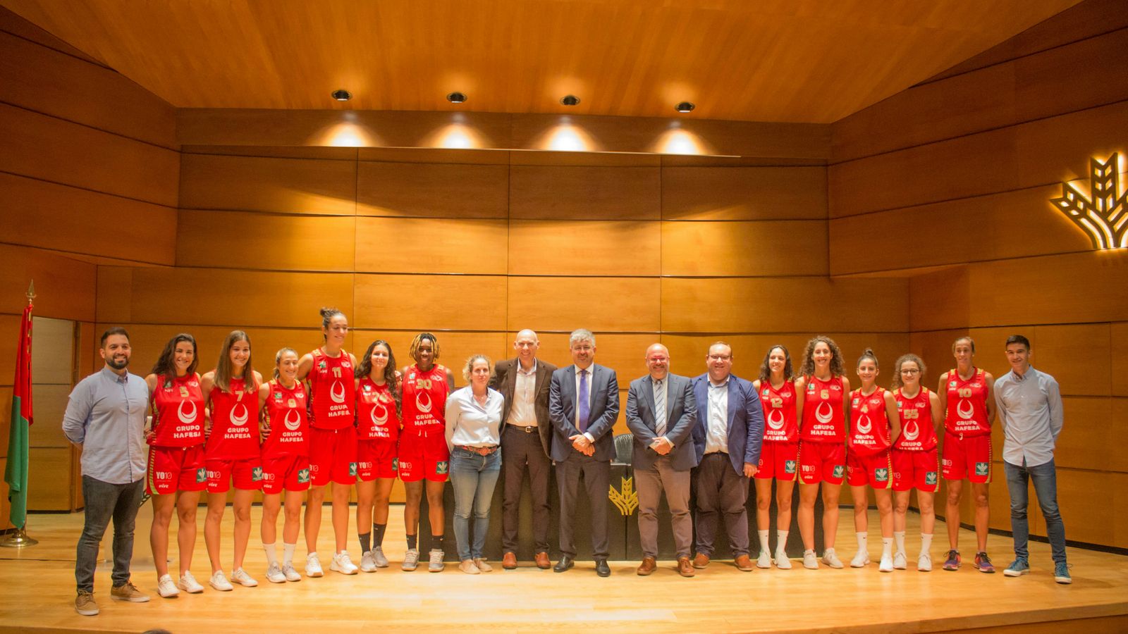 Las jugadoras de Ramón y Cajal, en el auditorio de Caja Rural