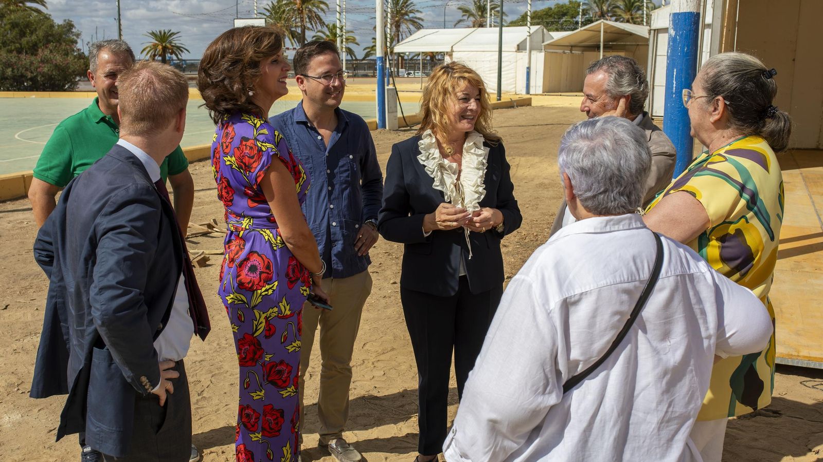 La alcaldesa de Huelva en su visita al recinto ferial.