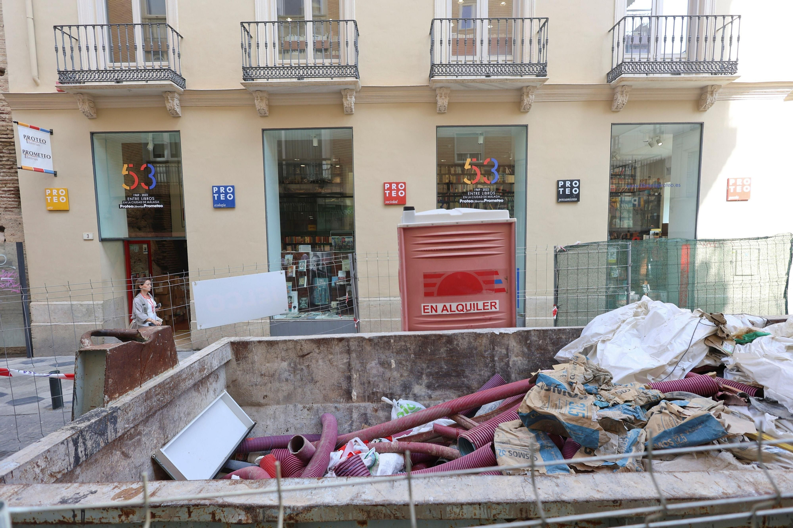 Escombros de la obra de calle Álamos frente a la Librería Proteo Prometeo.