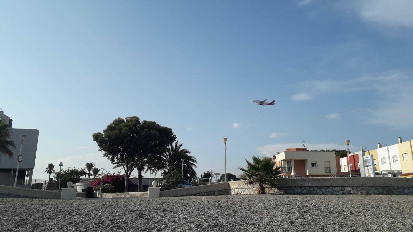 Uno de los aviones de entrenamiento de Iberia sobre la playa de Costacabana