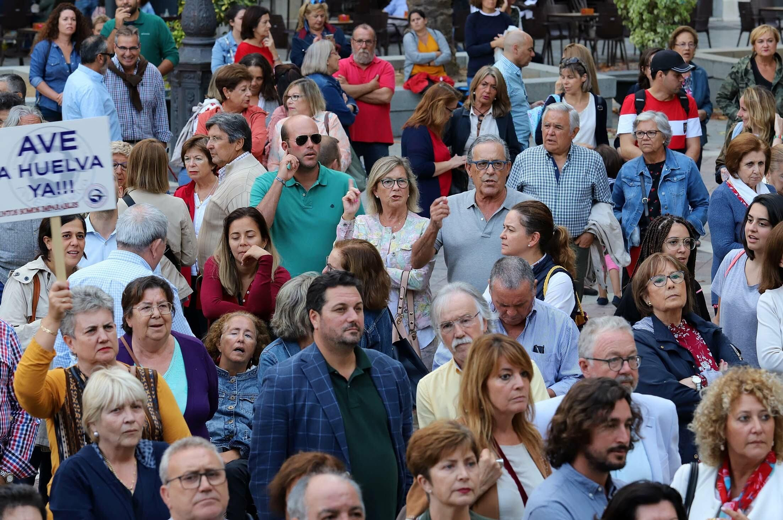 Imágenes de la concentración en defensa de la llegada del AVE a Huelva