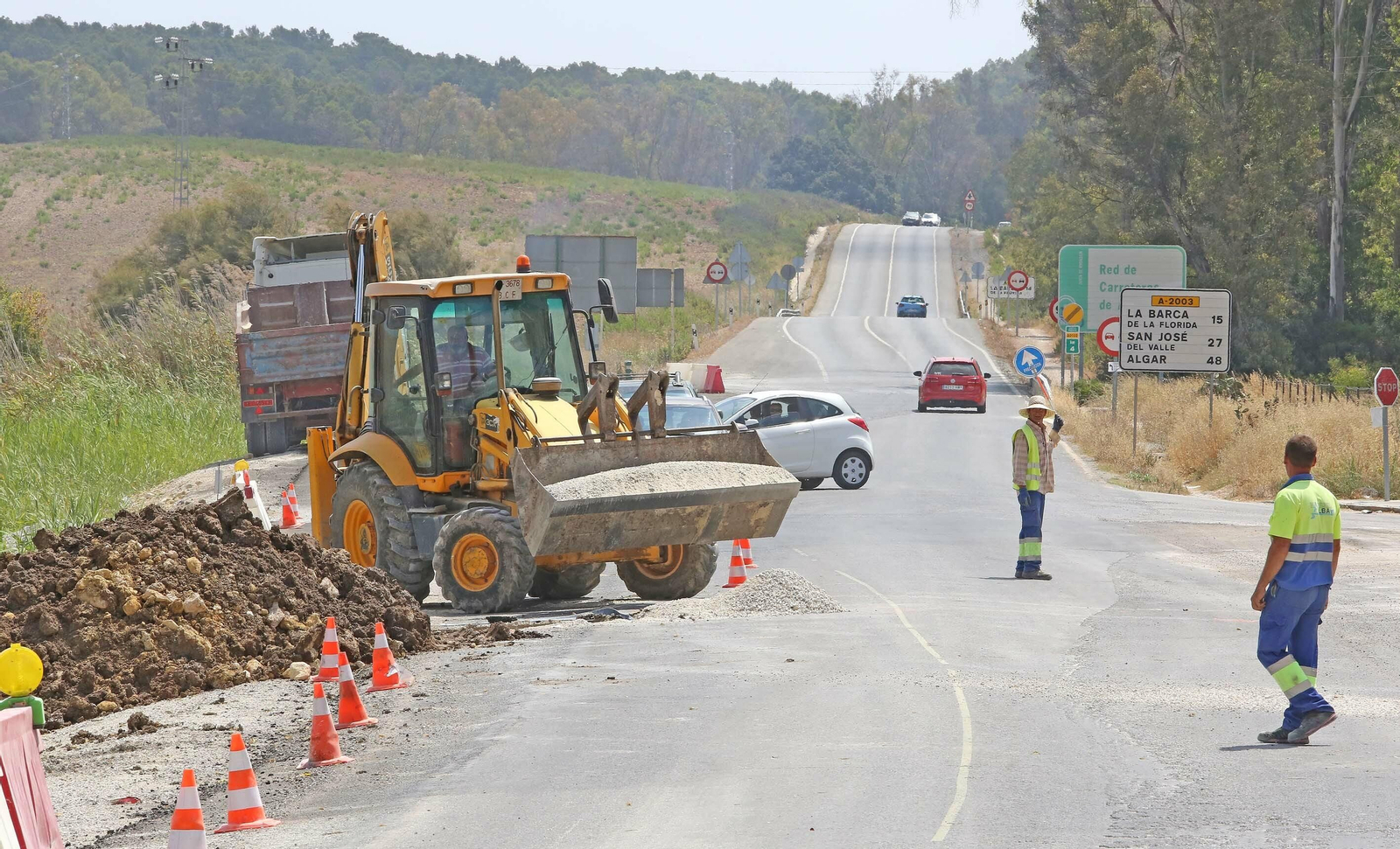 Operarios trabajando en la A-2003, en una imagen reciente.