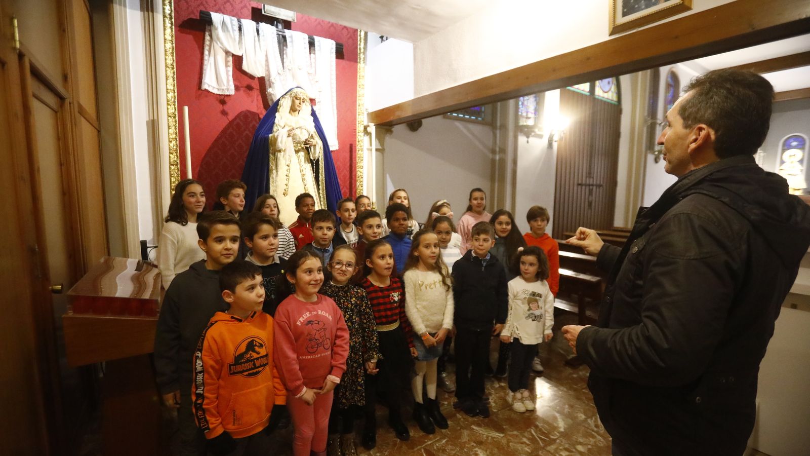 Rafael Fernández, dirigiendo a la Escolanía San Francisco de Asís en un ensayo.