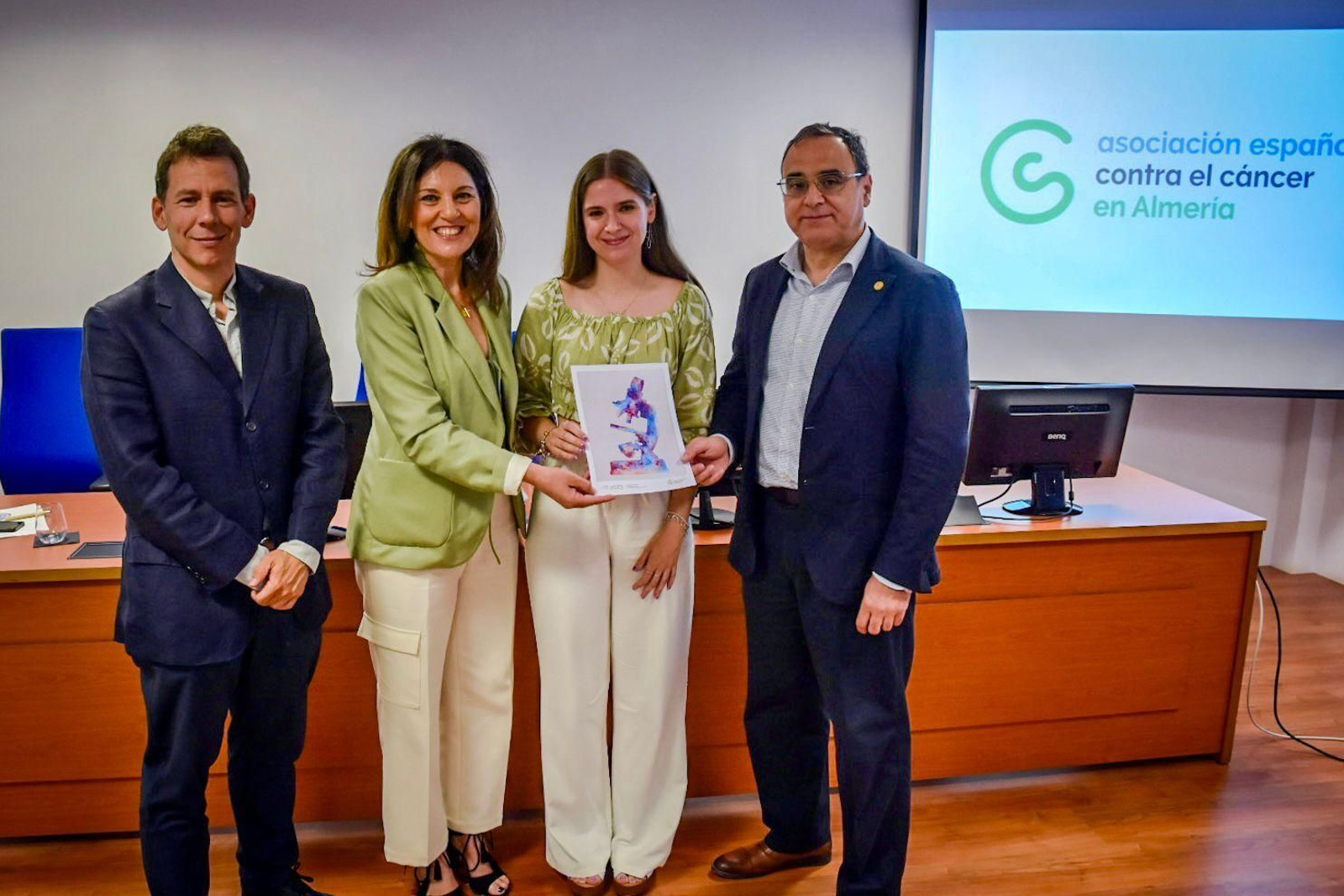 Celia García recibe la ayuda predoctoral de la Asociación Española Contra el Cáncer en Almería en un acto celebrado en la Universidad de Almería