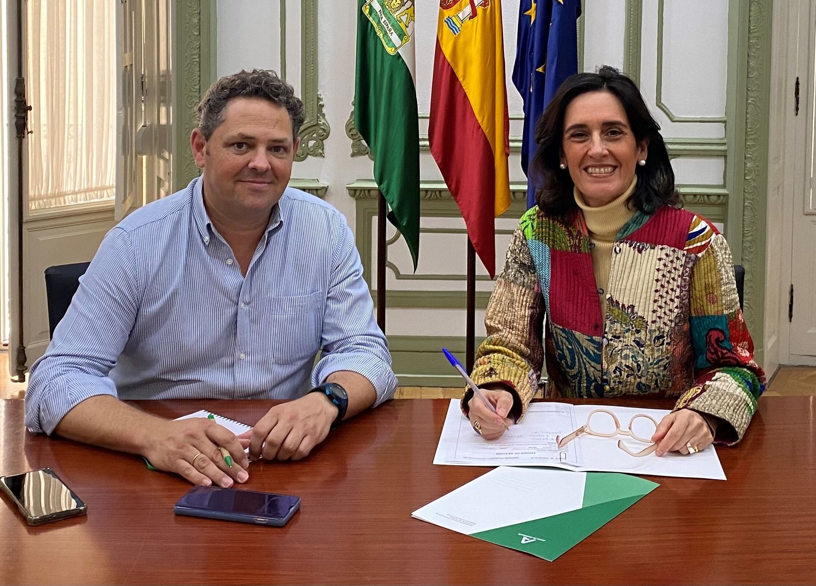 Susana Cayuelas (Fomento) y el asesor  provincial en Sevilla del Instituto Andaluz de la Juventud, José María Sánchez Villa.
