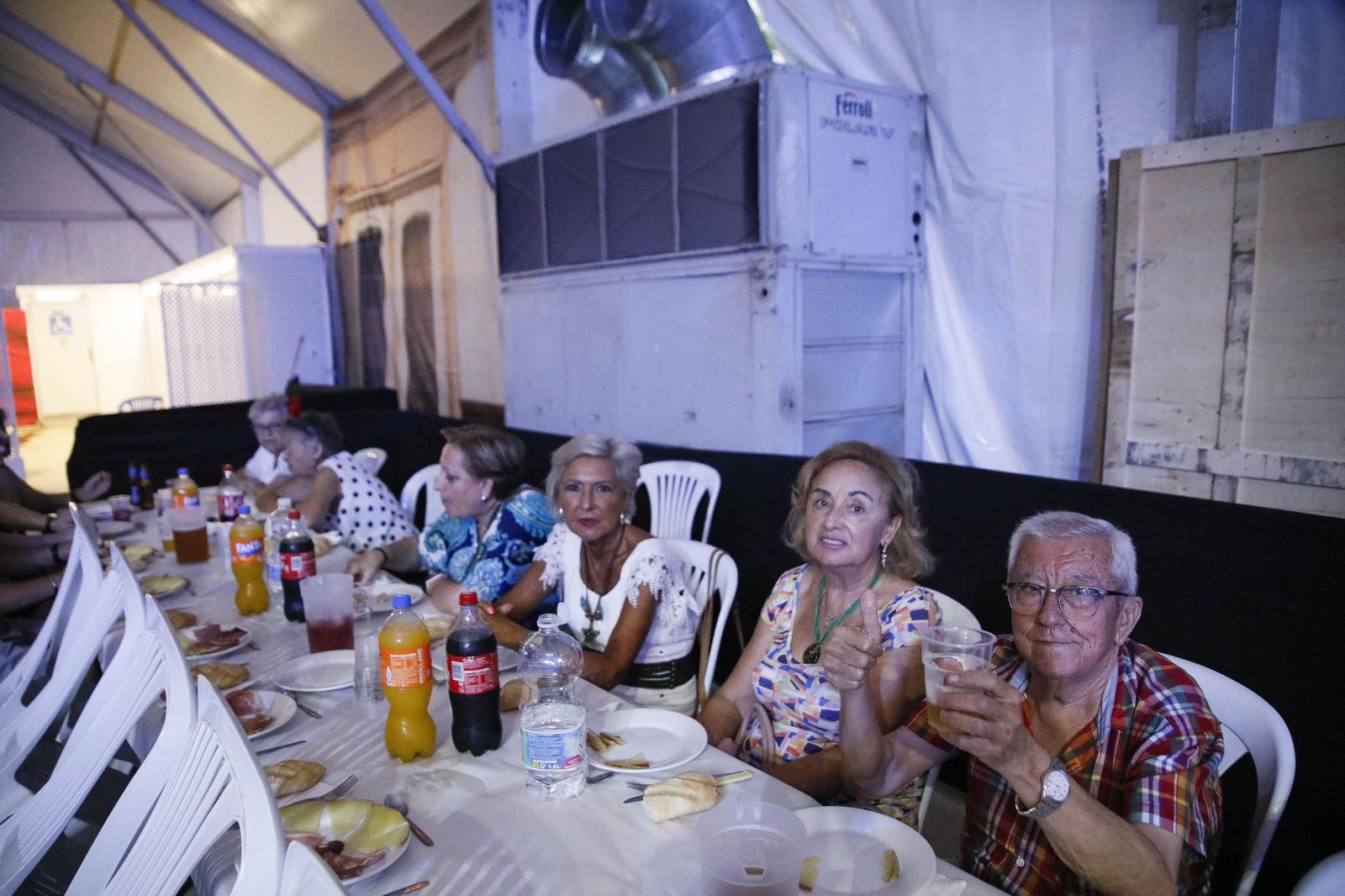 Las mejores imágenes del homenaje a los mayores en la caseta municipal de Almería