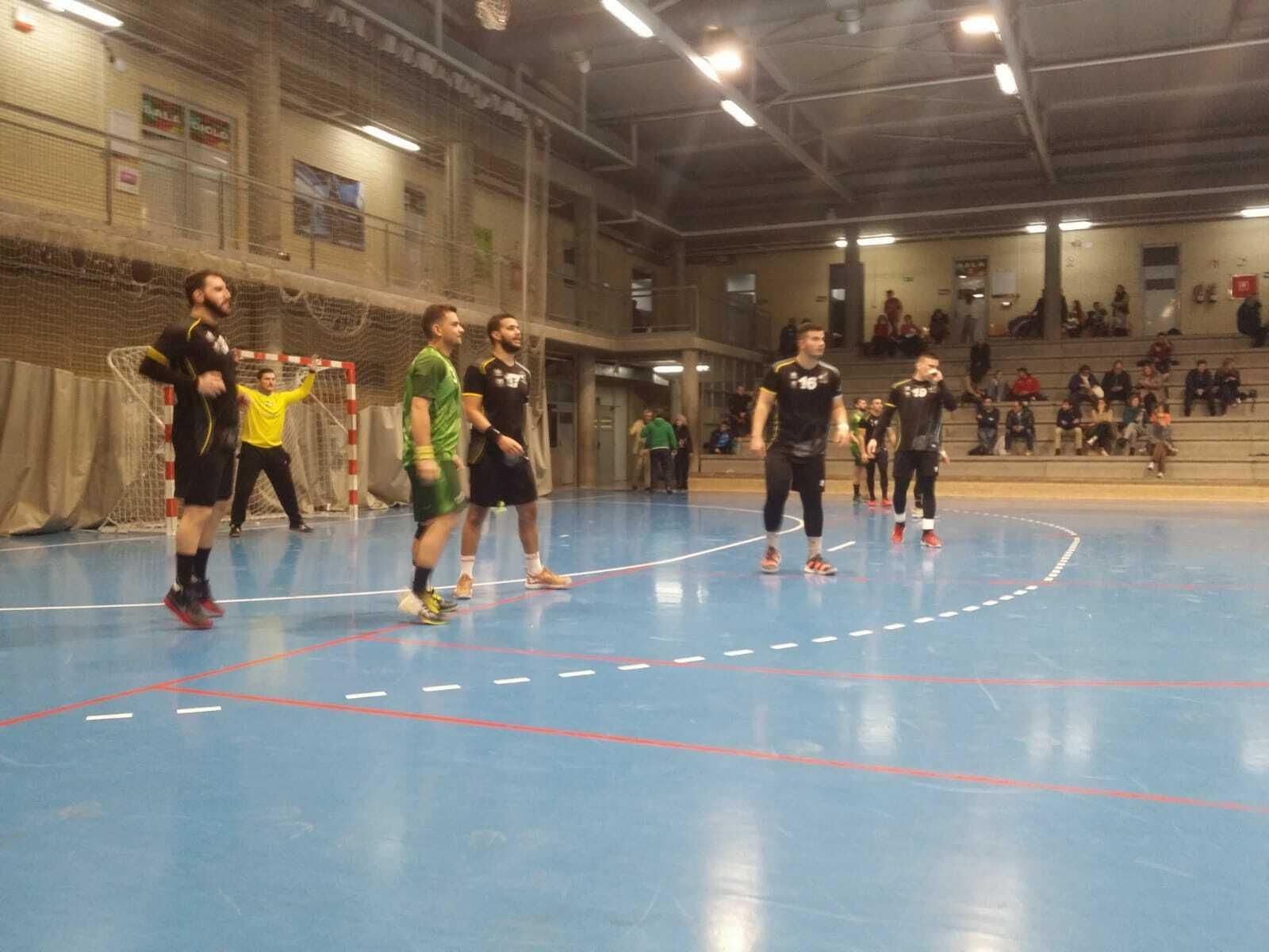 El equipo algecireño defiende en la pista del Safa.