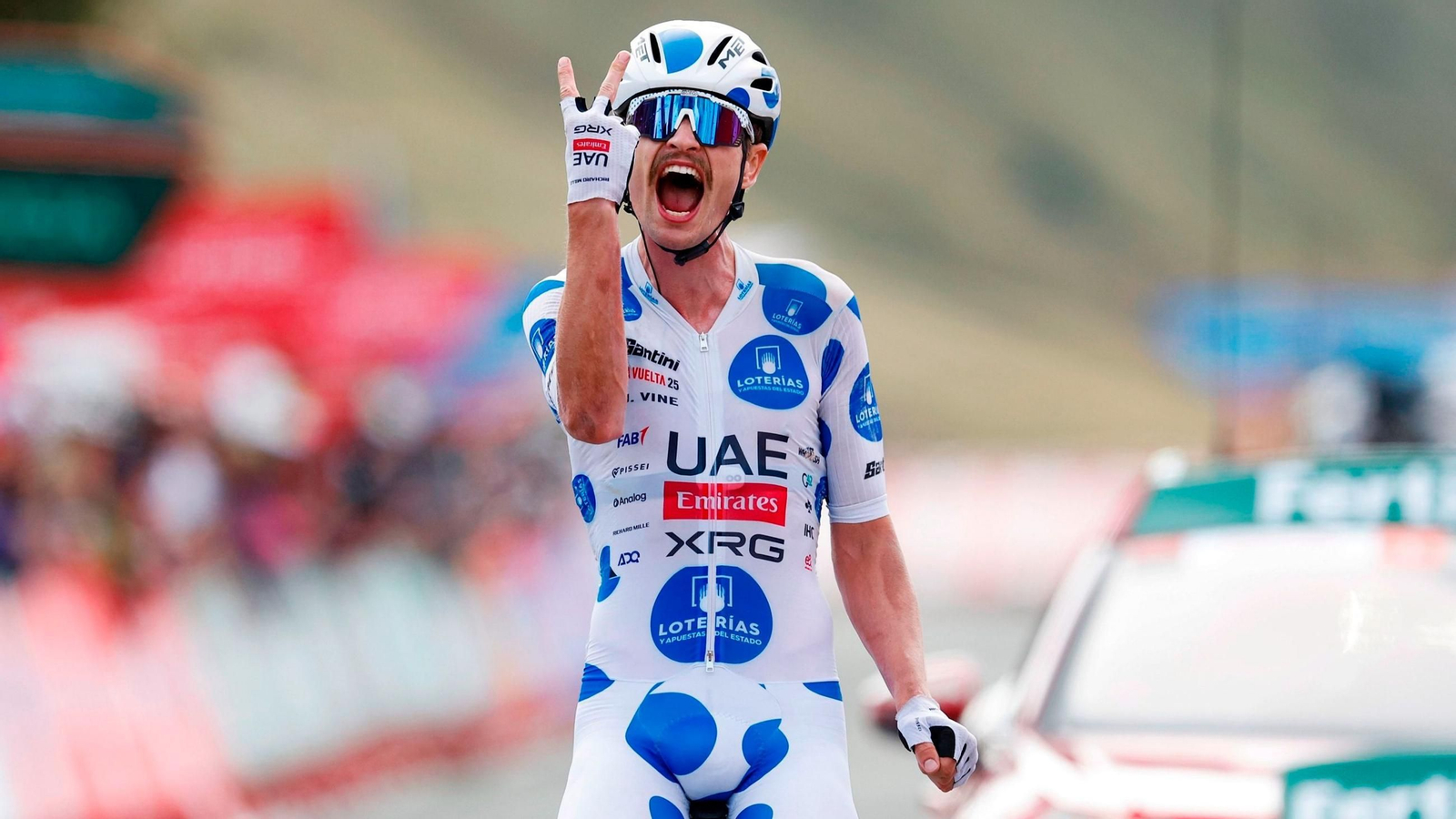 El corredor australiano Jay Vine (UAE Team Emirates) celebra su segundo triunfo en la Vuelta de 2025.
