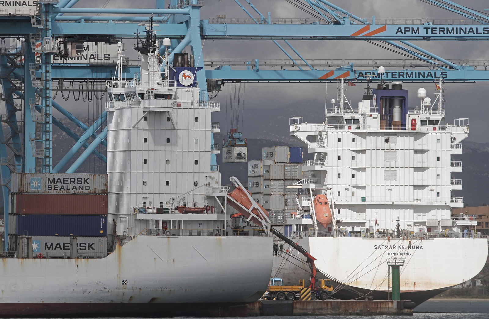 Actividad logística sobre dos barcos en el Puerto de Algeciras.