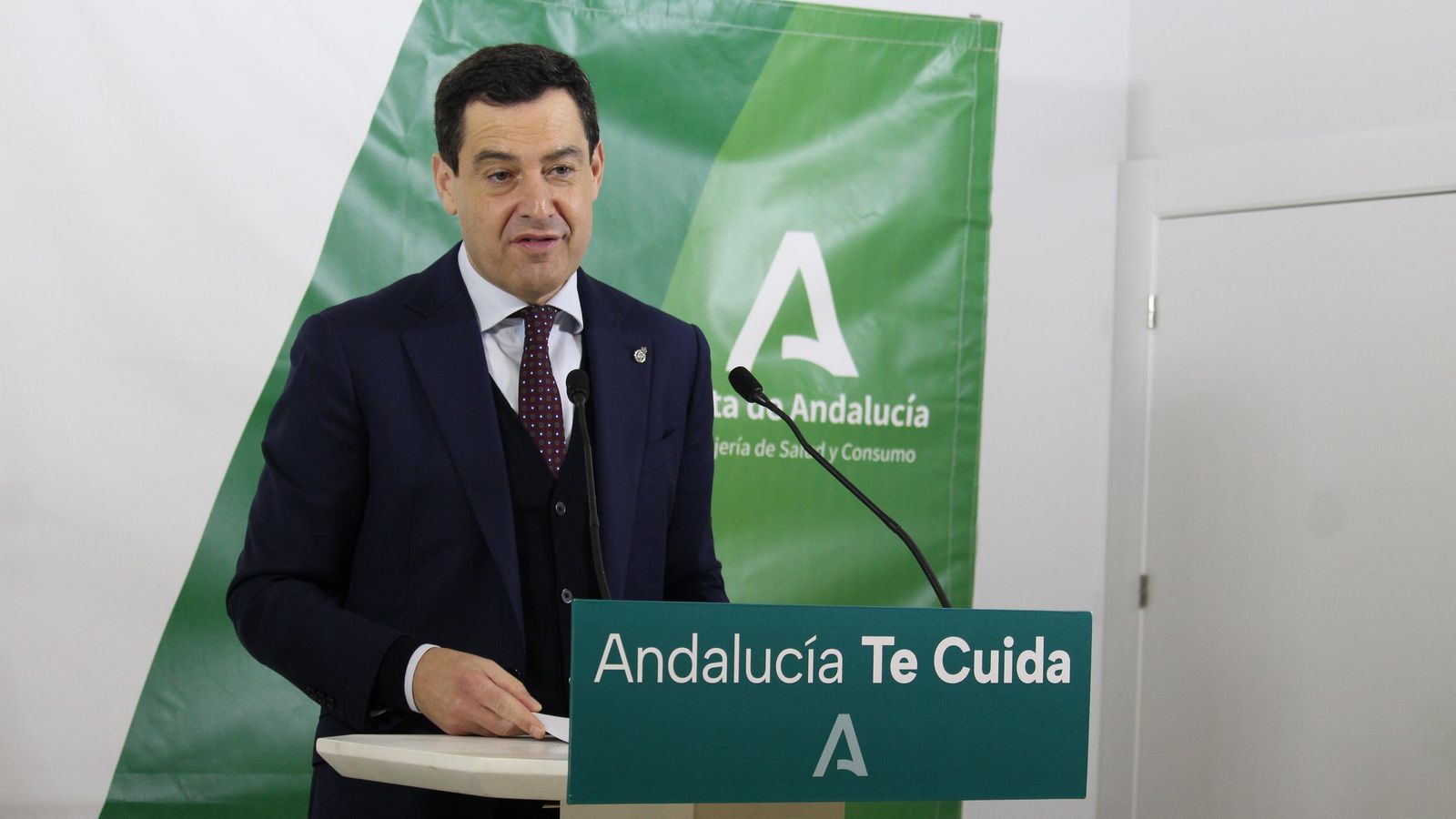 Juanma Moreno durante su comparecencia ante la prensa en el centro de salud de Mojácar.