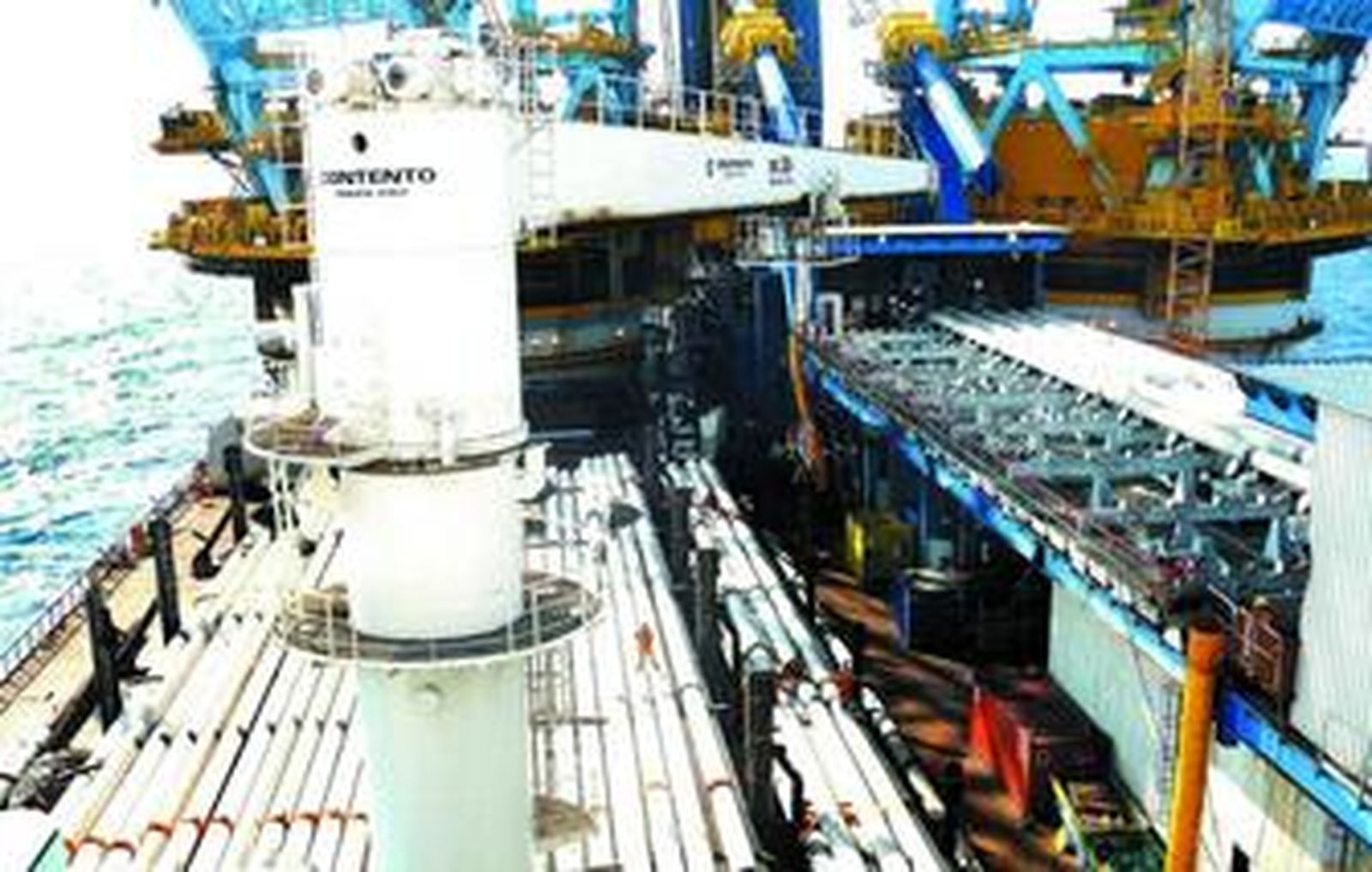 La cubierta del Saipem 7000 tiene capacidad para 6.000 toneladas de tuberías.