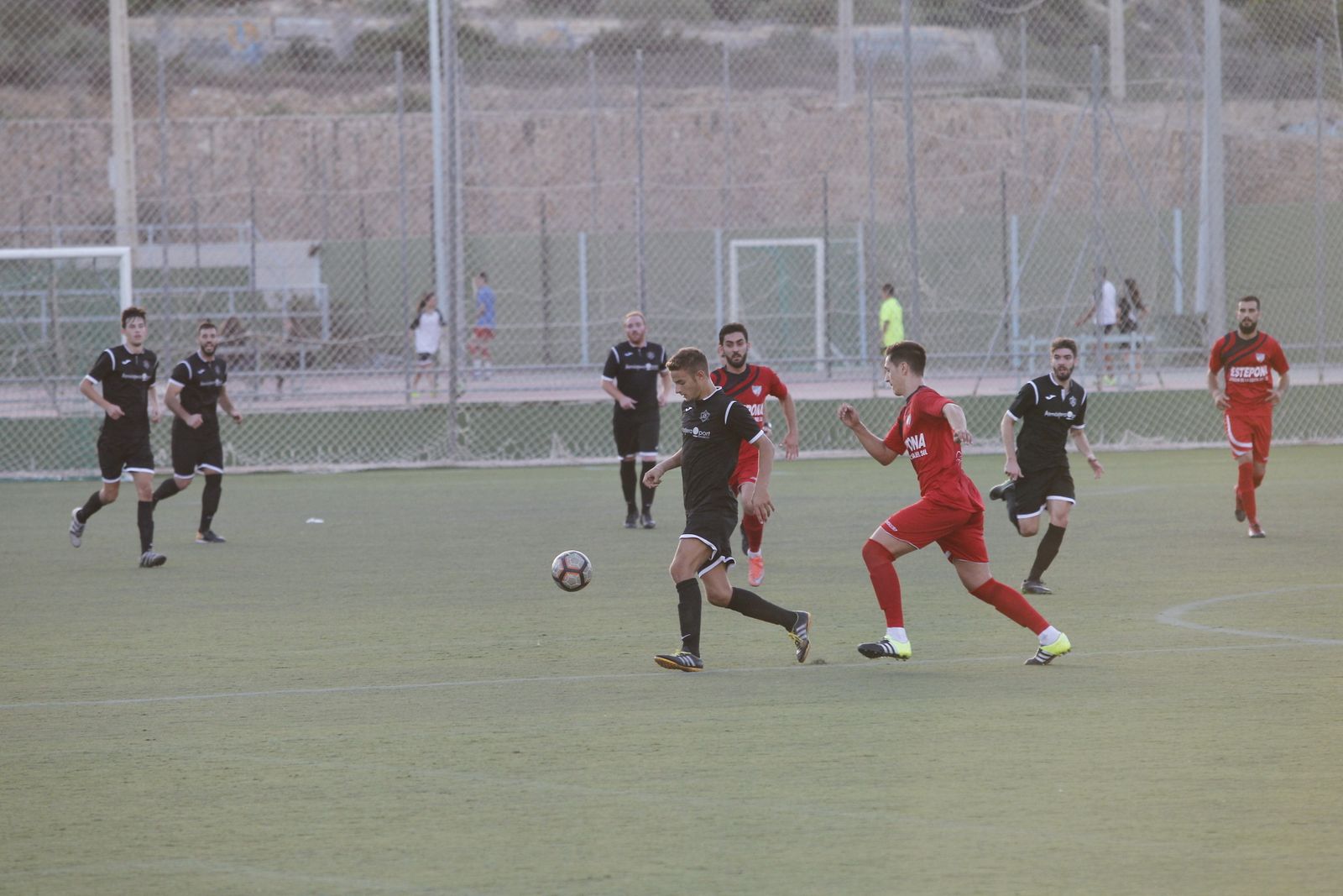 Un estudiantil con el esférico.