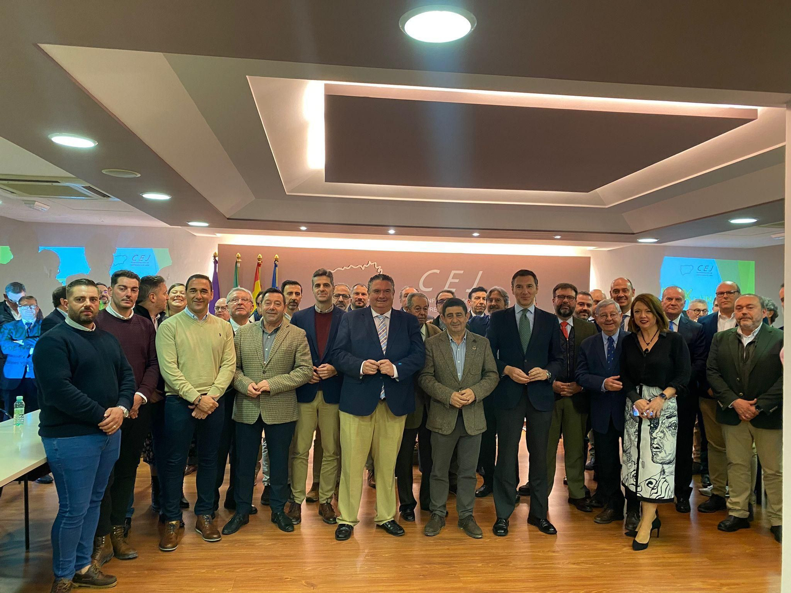 Empresarios del CEJ junto al presidente de la Diputación, Francisco Reyes.