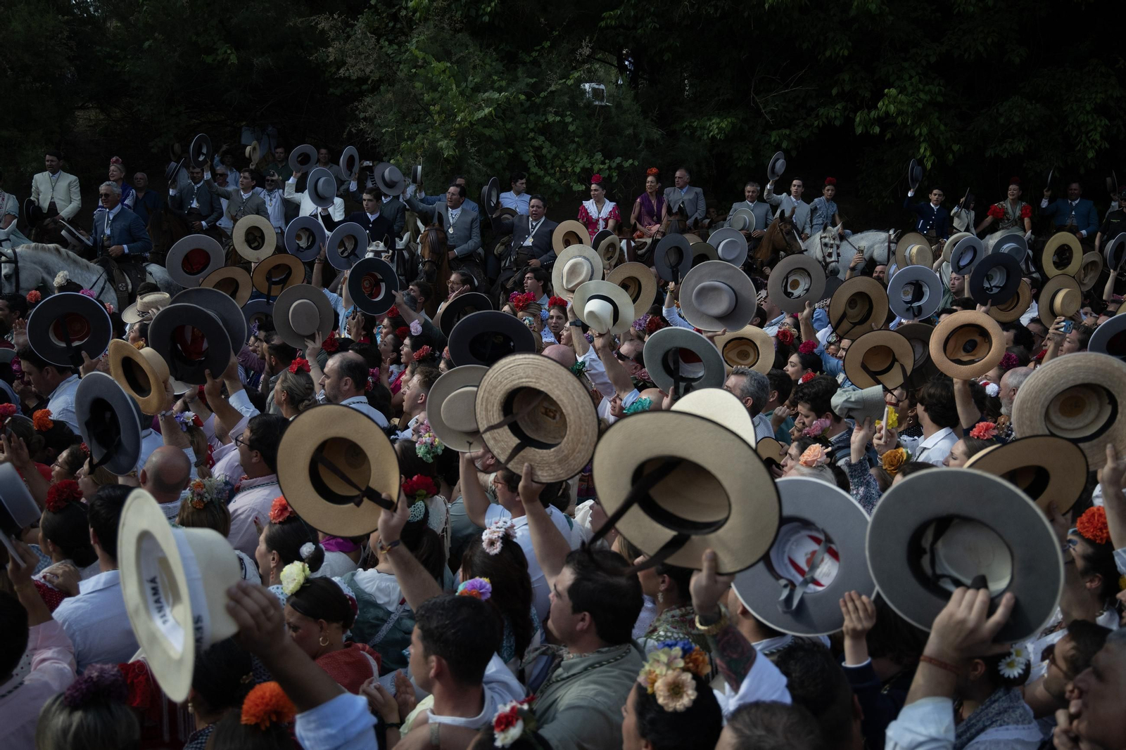 La Hermandad de Triana y Sevilla a su paso por el Vado de Quema