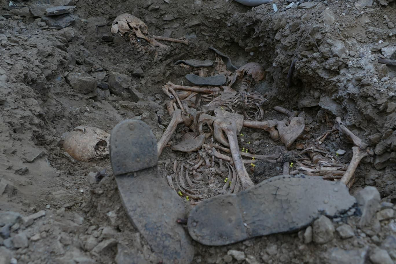 Restos encontrados en la fosa común de Zufre.