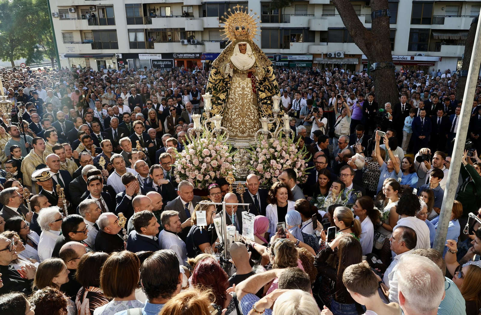 Regreso de la Esperanza de Triana a su paso por el Hospital Infantil del Virgen del Rocío