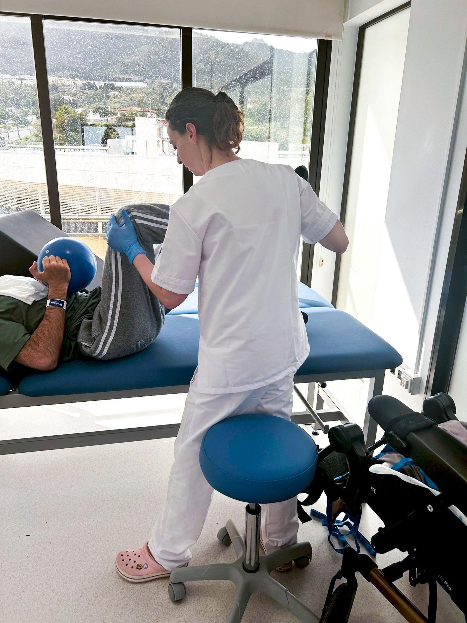 Una sanitaria atiende a un paciente.