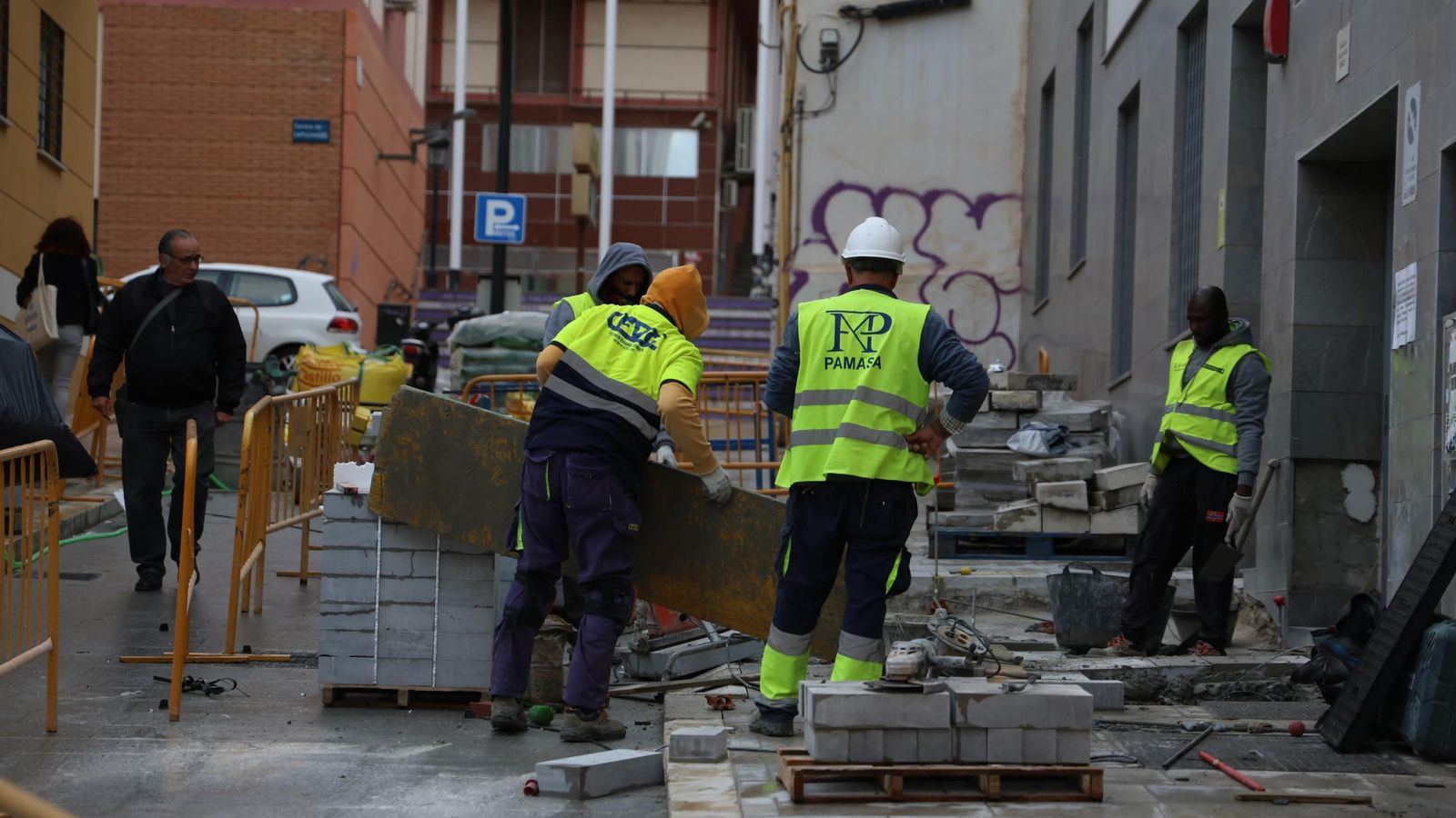 Obreros trabajando en calle Dos Aceras.