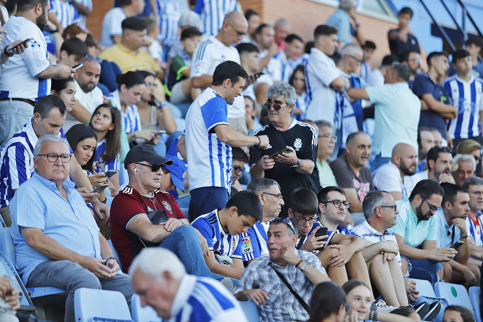 Ambiente en las gradas del Nuevo Colombino en el Recreativo de Huelva y Málaga