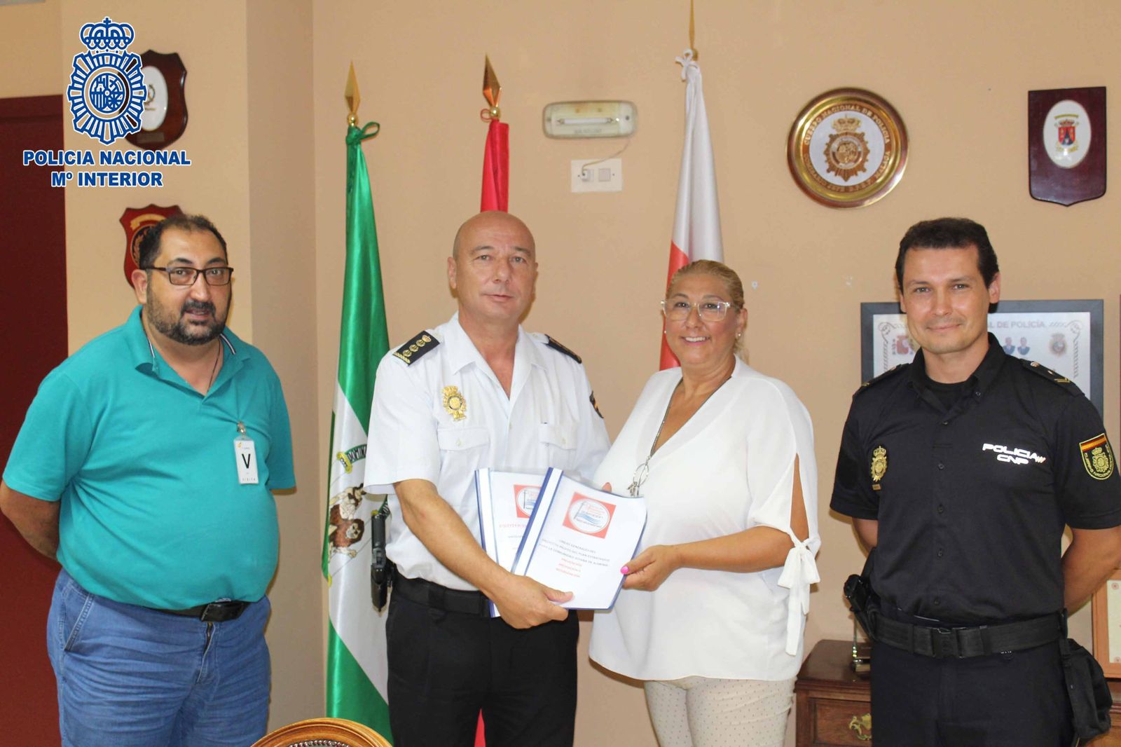 El Comisario Principal, Rafael Madrona, junto a la presidenta de la Federación Gitana de Almería.
