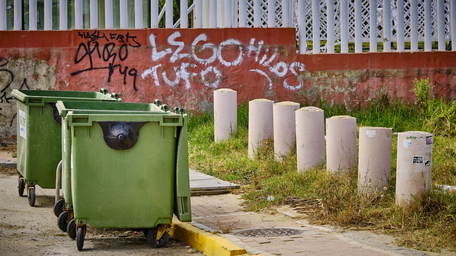 Pintadas y grafitis en el muro de uno de los hoteles de la zona.
