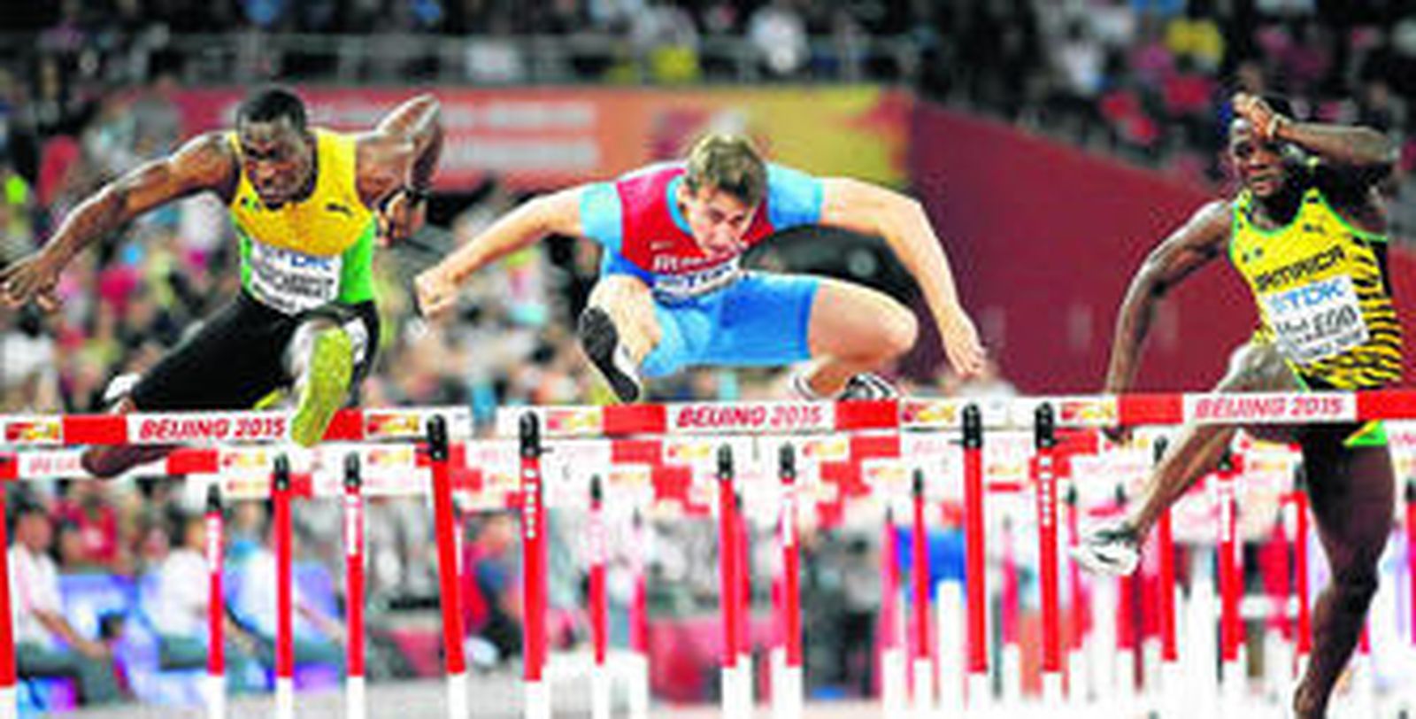 Sergey Shubenkov, en el centro, durante la final de los 110 metros vallas en el Estadio Nacional de Pekín.
