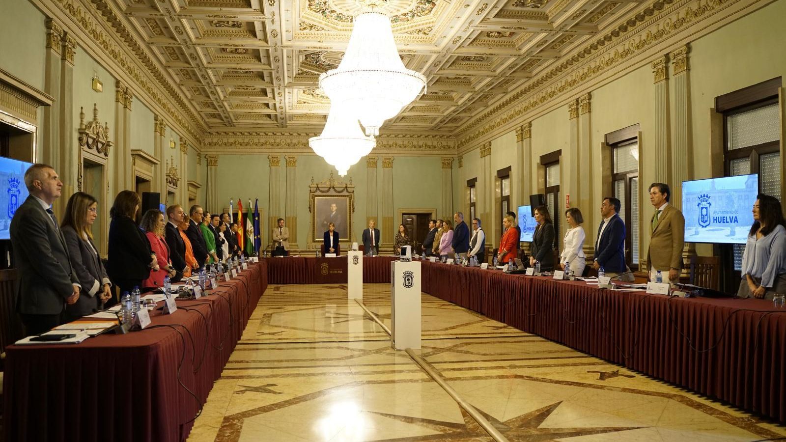 Minuto de silencio por la víctima de Cartaya antes del comienzo del Pleno ordinario de abril en el Ayuntamiento de Huelva.