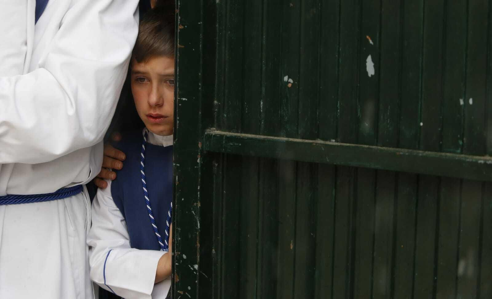 Tristeza en la mirada de un monaguillo de Los Negritos.