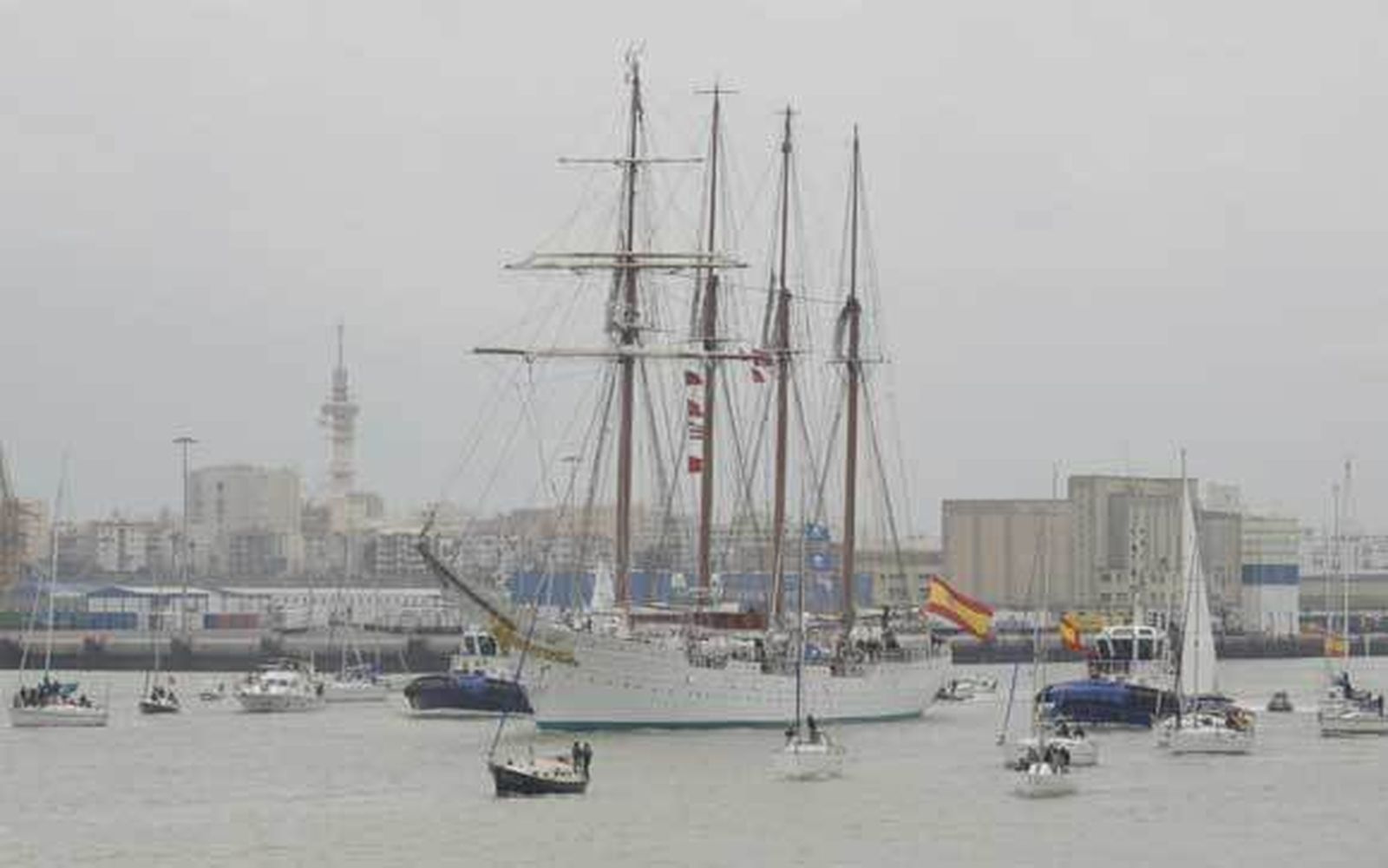 Autoridades civiles y militares dicen adiós al buque escuela que parte hacia Las Palmas en el inicio de su LXXXI crucero de instrucción  Foto: Joaquin Hernandez Kiki