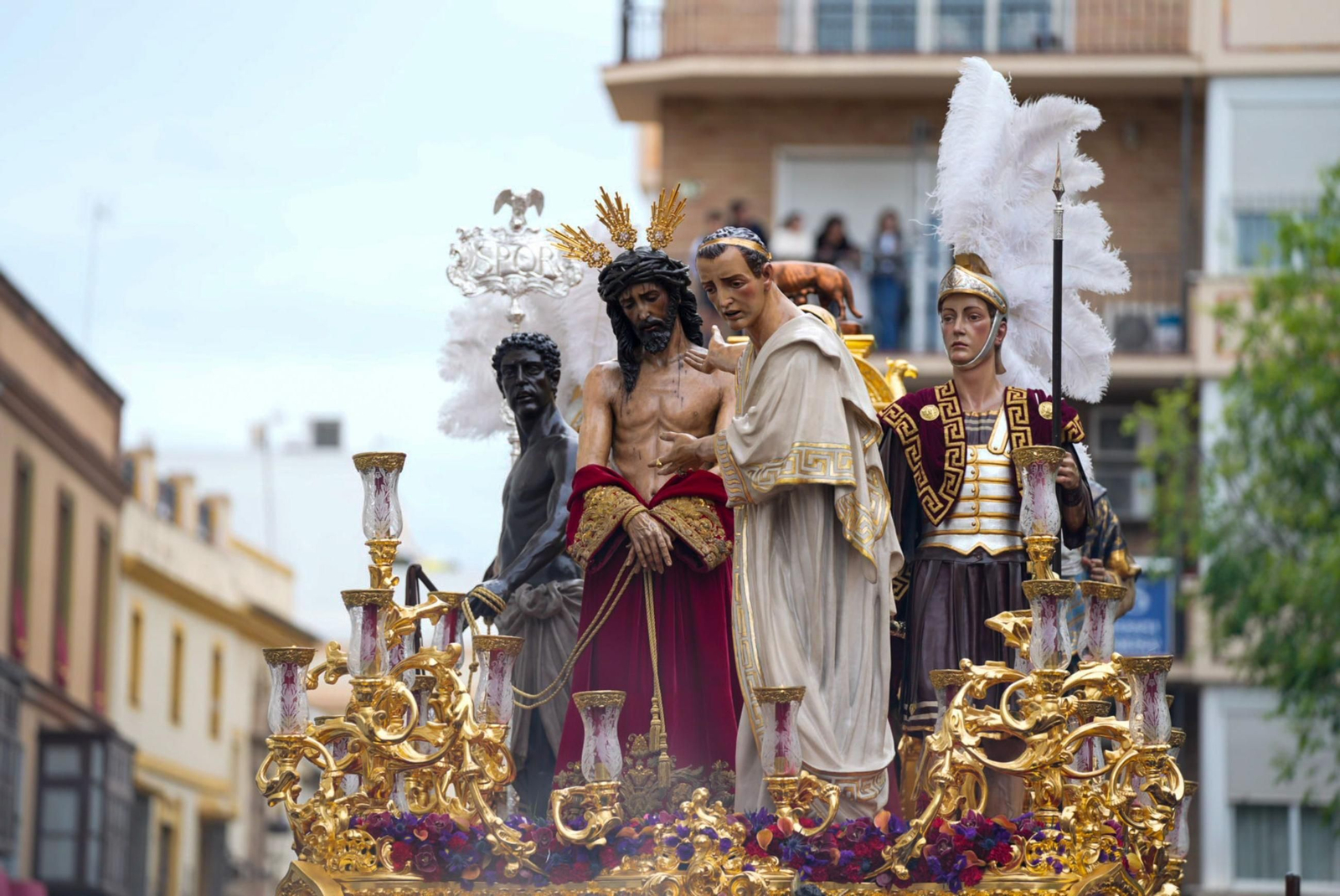 La hermandad de San Benito a su paso por el comienzo de la Carrera Oficial