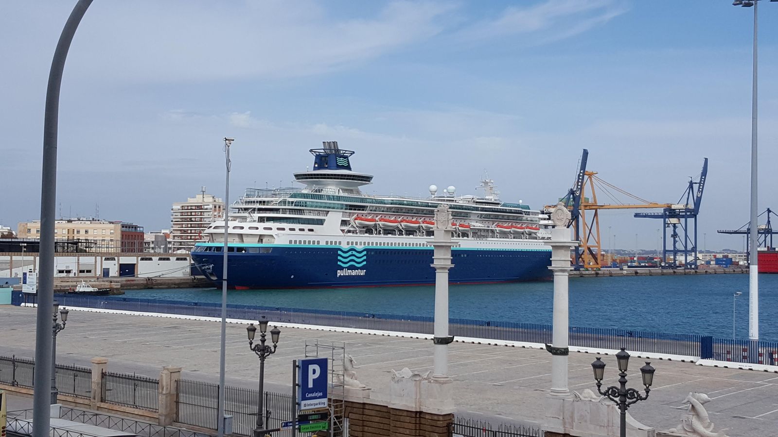 El 'Sovereign', en el puerto de Cádiz, este lunes pasado, minutos después de salir del astillero de reparaciones.