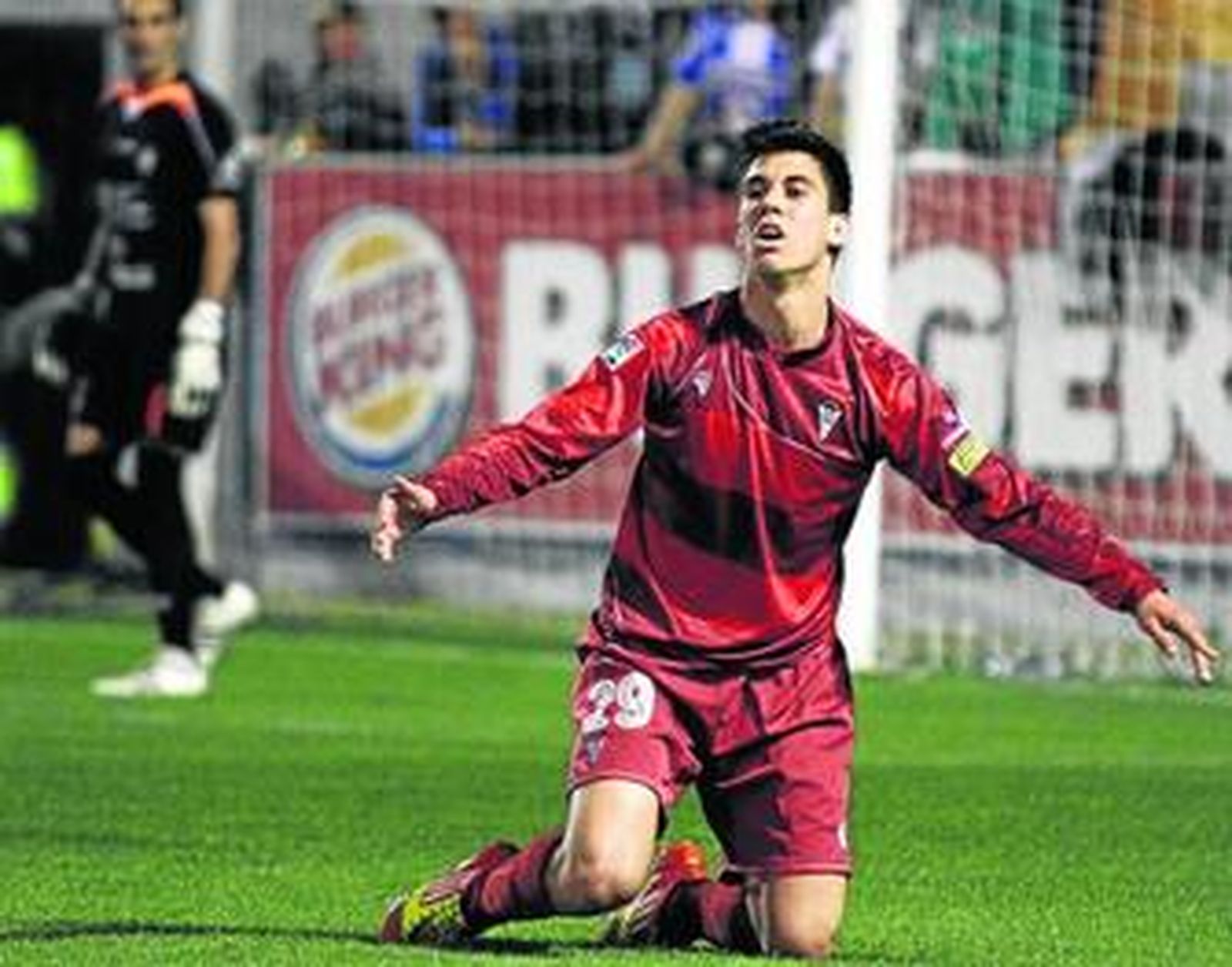 Fede Vico protesta una falta en el área alcoyana.