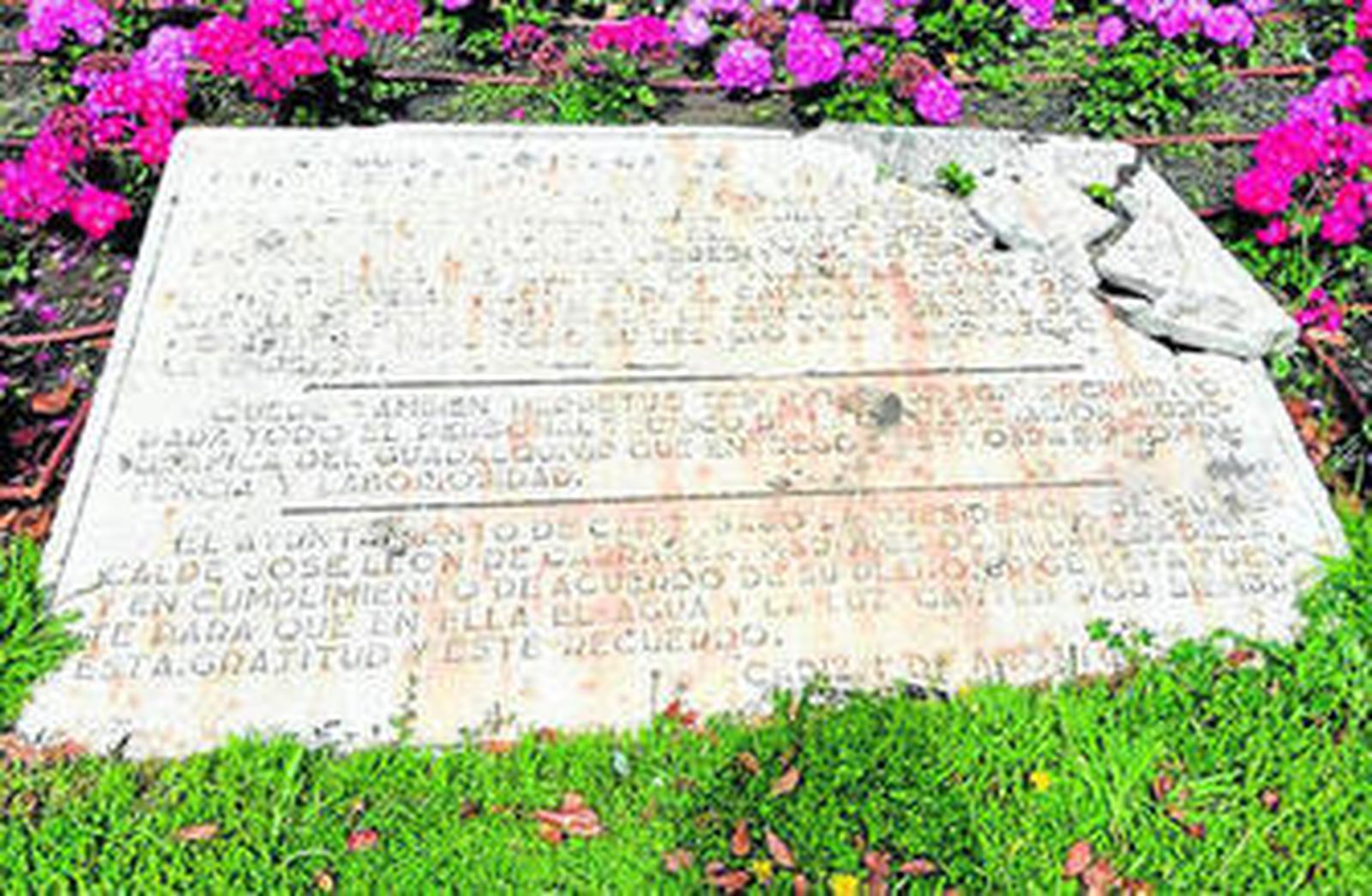 Imagen tomada ayer tarde del estado de la lápida que se encuentra a los pies de la fuente de la plaza de Sevilla.