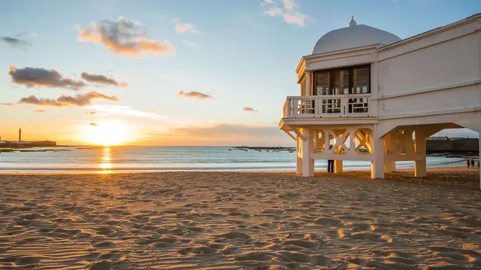 La web donde se puede comprar el billete para la vuelta al mundo en Silversea presentan la escala en Cádiz con esta singular imagen de una puesta de sol en la playa de La Caleta