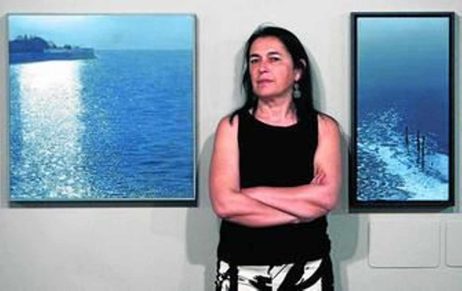 Carmen Bustamante posa ante su obra, en el Castillo de Santa Catalina.