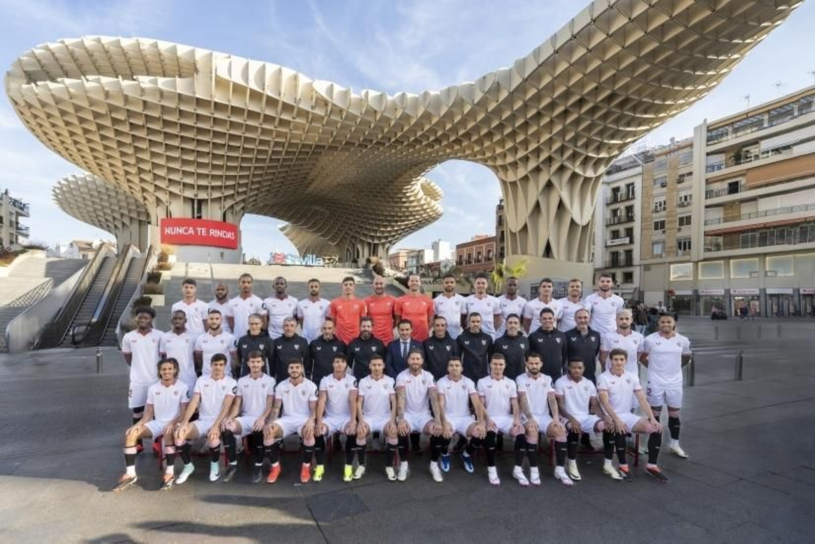 La foto oficial del Sevilla 23-24, en el nuevo lugar de moda de la ciudad