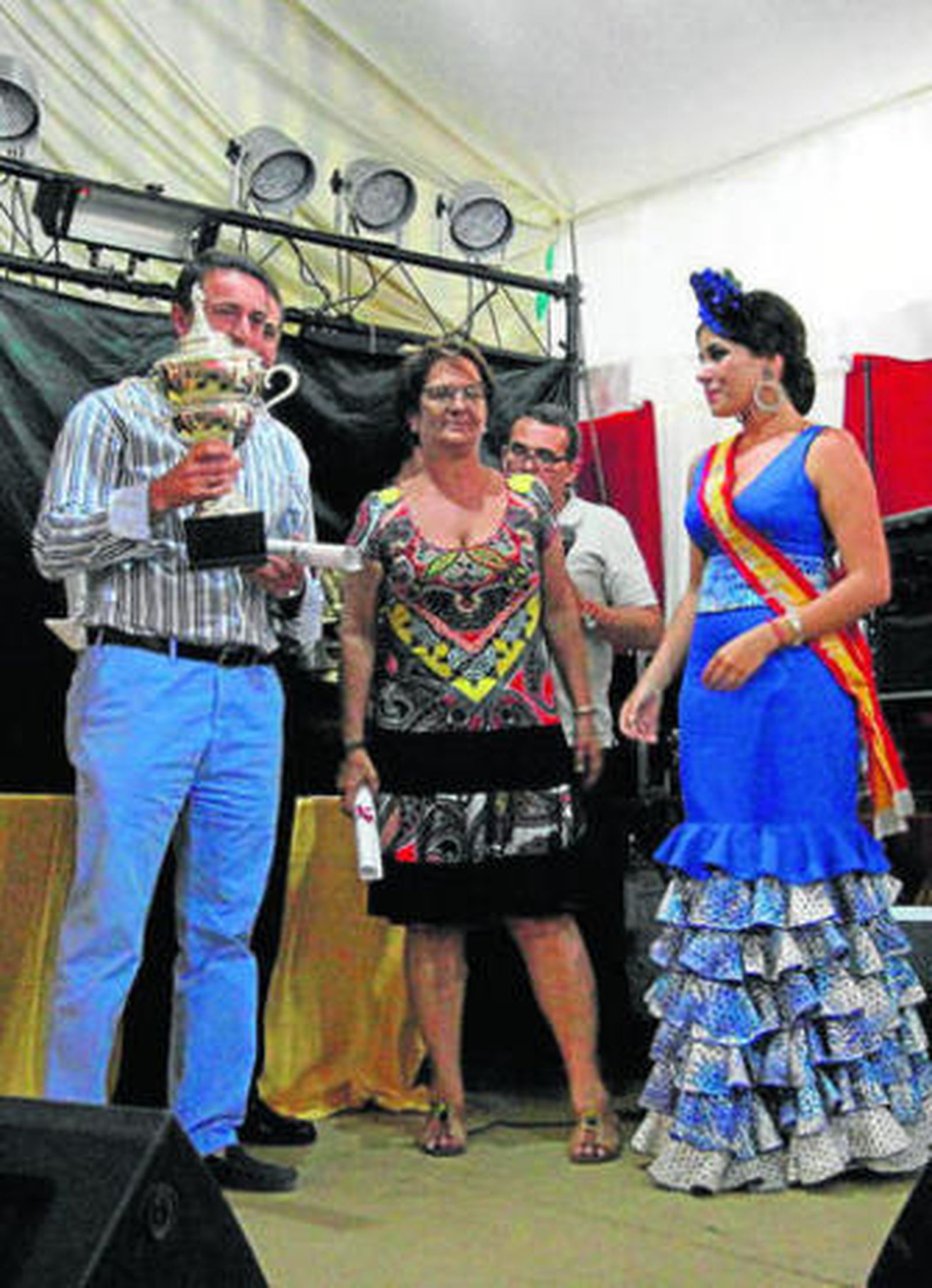 La edil de Fiestas y la reina juvenil entrega uno de los premios.