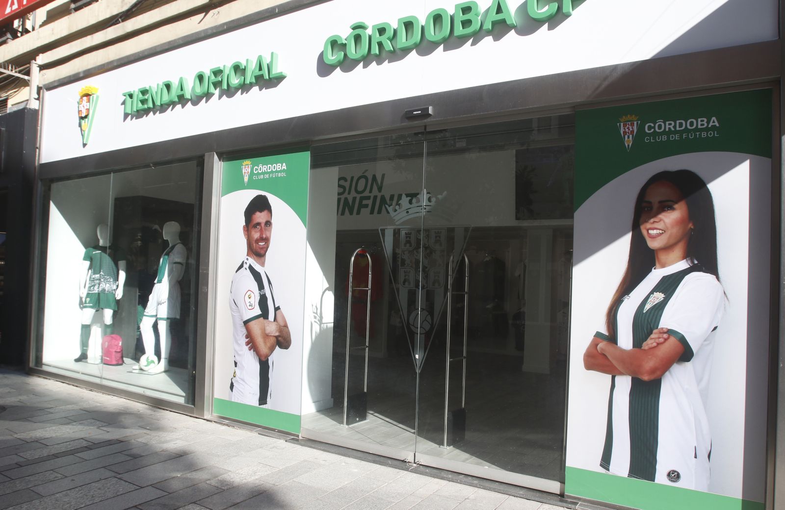 Las imágenes de la tienda oficial del Córdoba CF en el centro