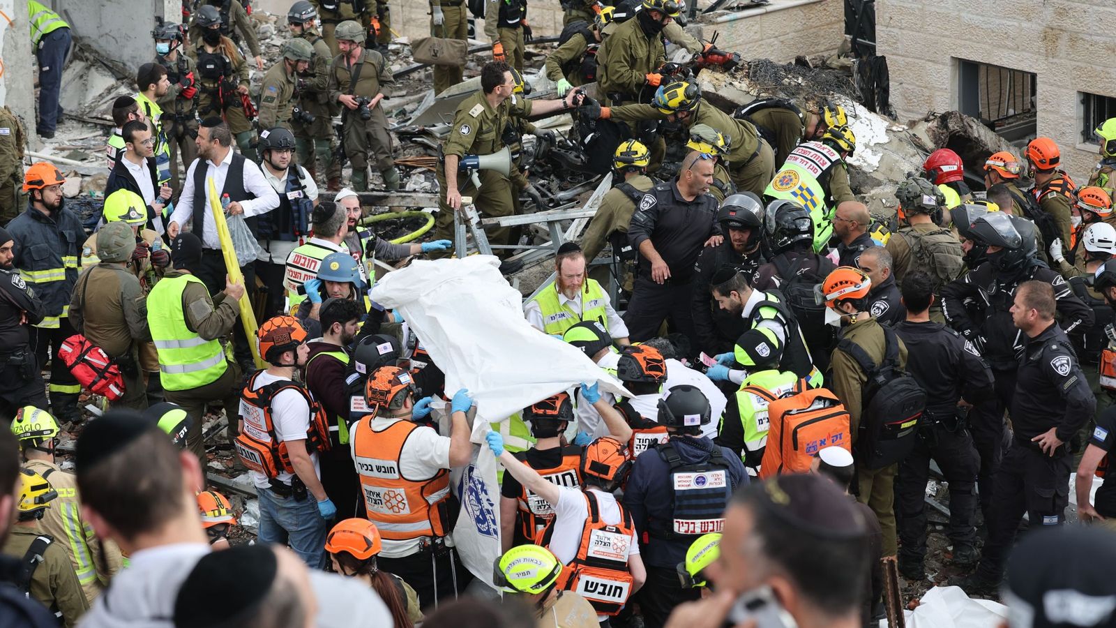 Miembros del Ejército y de los servicios de Emergencias, tras uno de los ataques iraníes en  Beit Shemesh, cerca de Jerusalén.