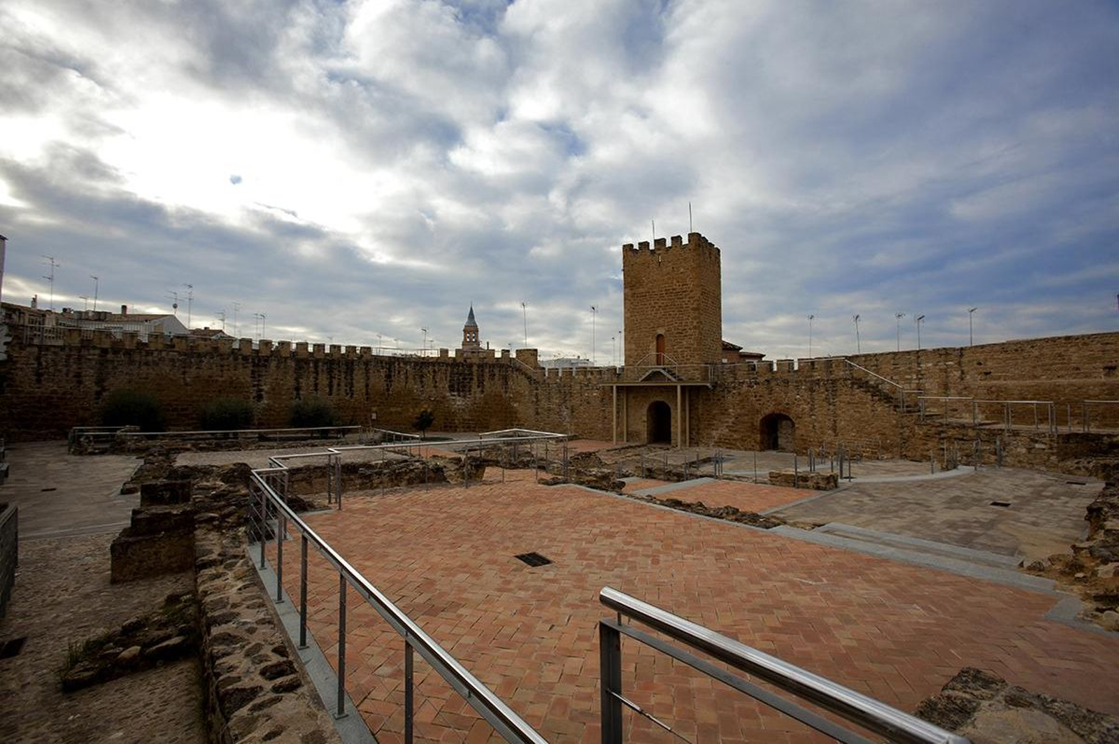 La fortaleza de Arjonilla aguarda la leyenda de Macías, el trovador enamorado.