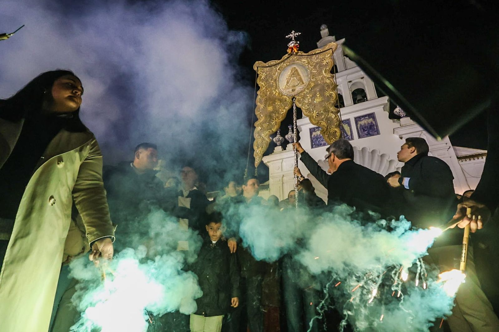 Bengalas iluminando la comitiva de la Hermandad Matriz de Almonte durante el rezo del Rosario.